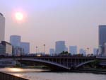 夕日に霞む大江橋