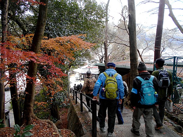 西芳寺に向かう階段を降りる