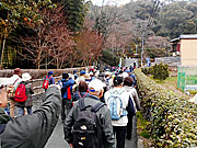 更に山裾を行く