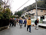 更に山裾を行く