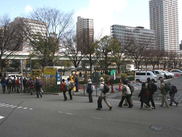 中之島図書館を右に