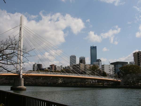 >川崎橋を渡り大阪城公園へ