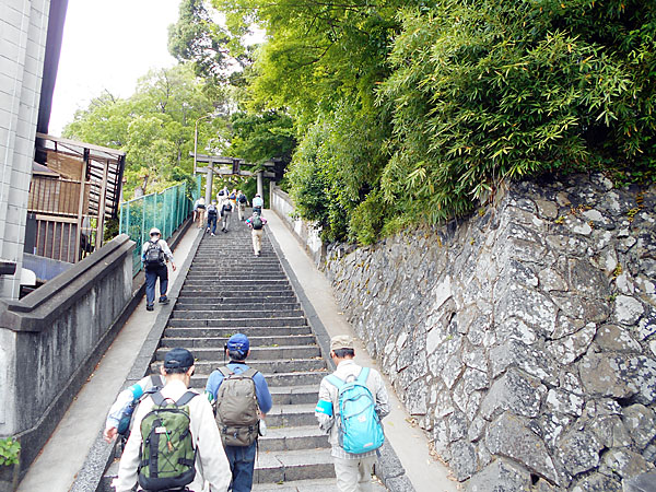 伊居太神社への石段