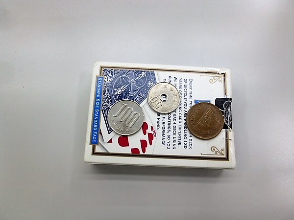 無くなった100円玉はカードの箱から出てきました