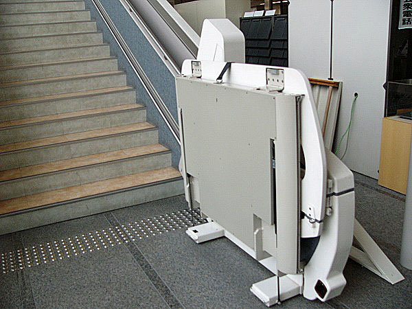 １階から2階への車イス用の階段昇降装置