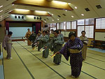 大広間で日本舞踊の練習